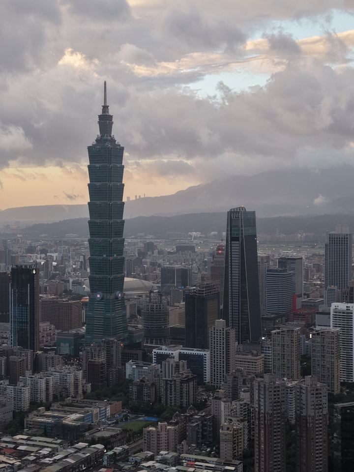 Taipei 101 under the clouds